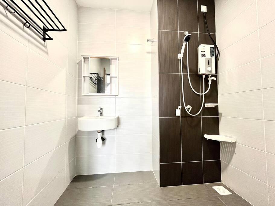 Urban Home-Swimming Pool-City Center Malacca Buitenkant foto