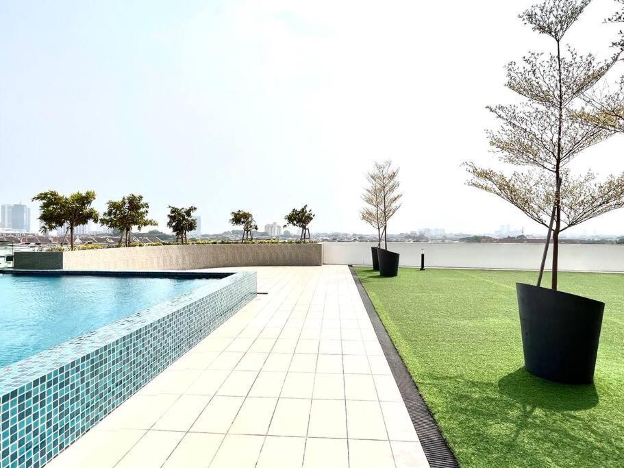Urban Home-Swimming Pool-City Center Malacca Buitenkant foto