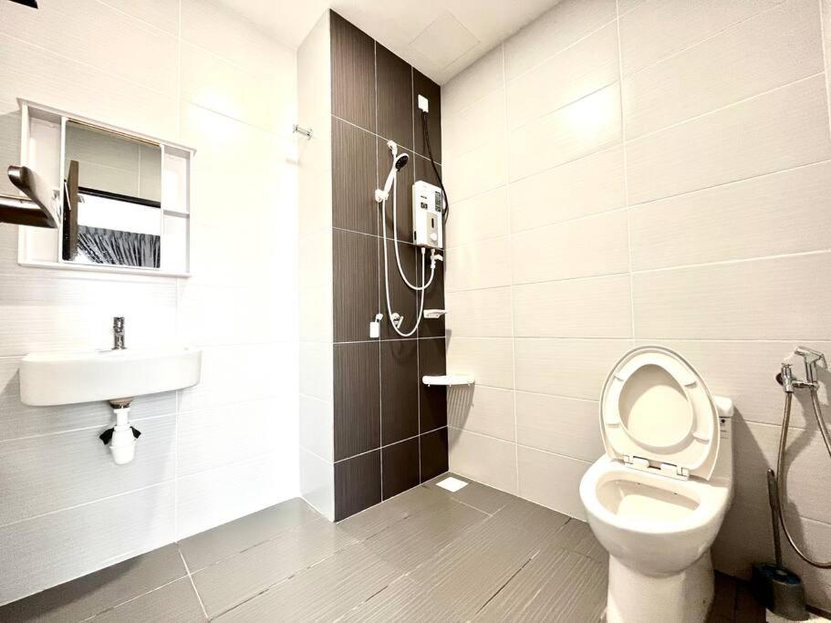 Urban Home-Swimming Pool-City Center Malacca Buitenkant foto